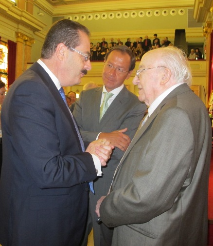 El vicerrector Manuel Vidal felicita a Sobejano tras el acto en presencia del alcalde de Murcia Miguel Ángel Cámara.